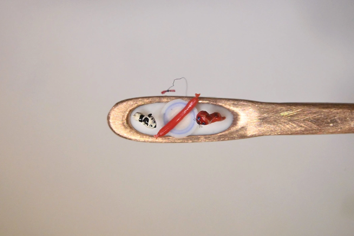 Миниатюрные котенок Гав и щенок Шарик в игольном ушке