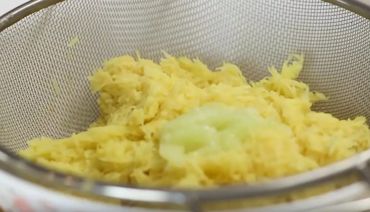 Добавьте лук к картофелю