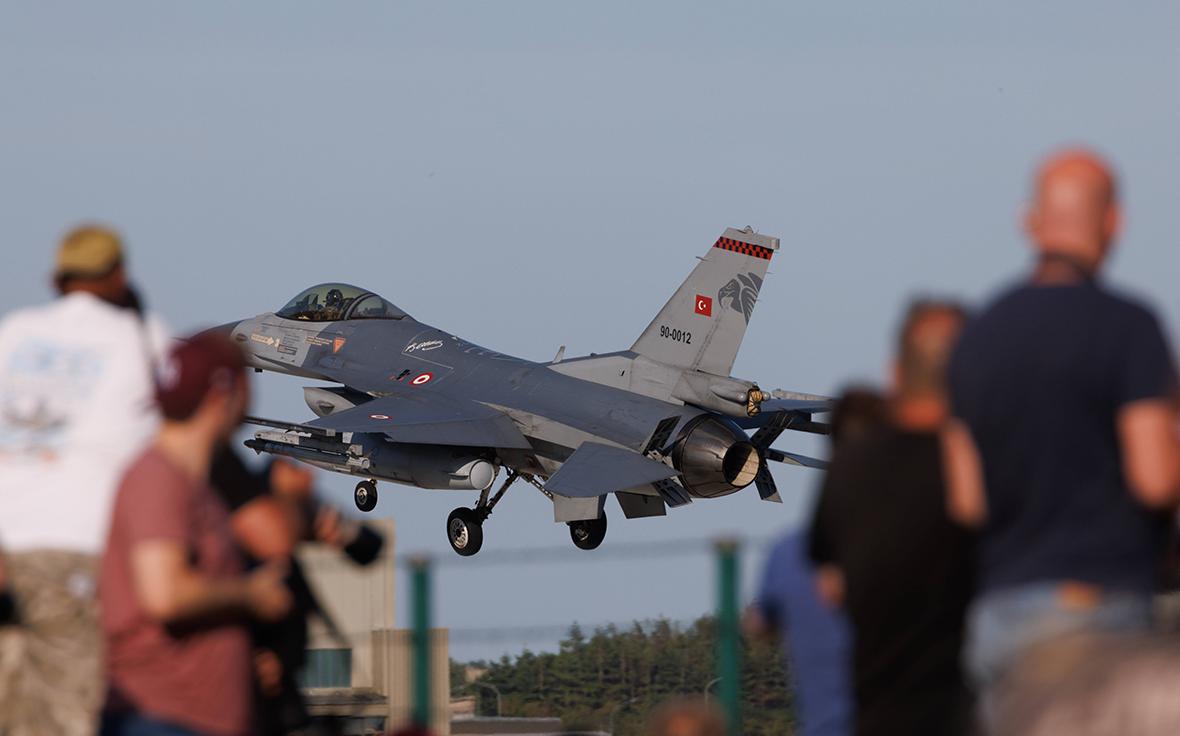 Bloomberg узнал о просьбе НАТО к Турции досрочно отправить F-16 в Балтию