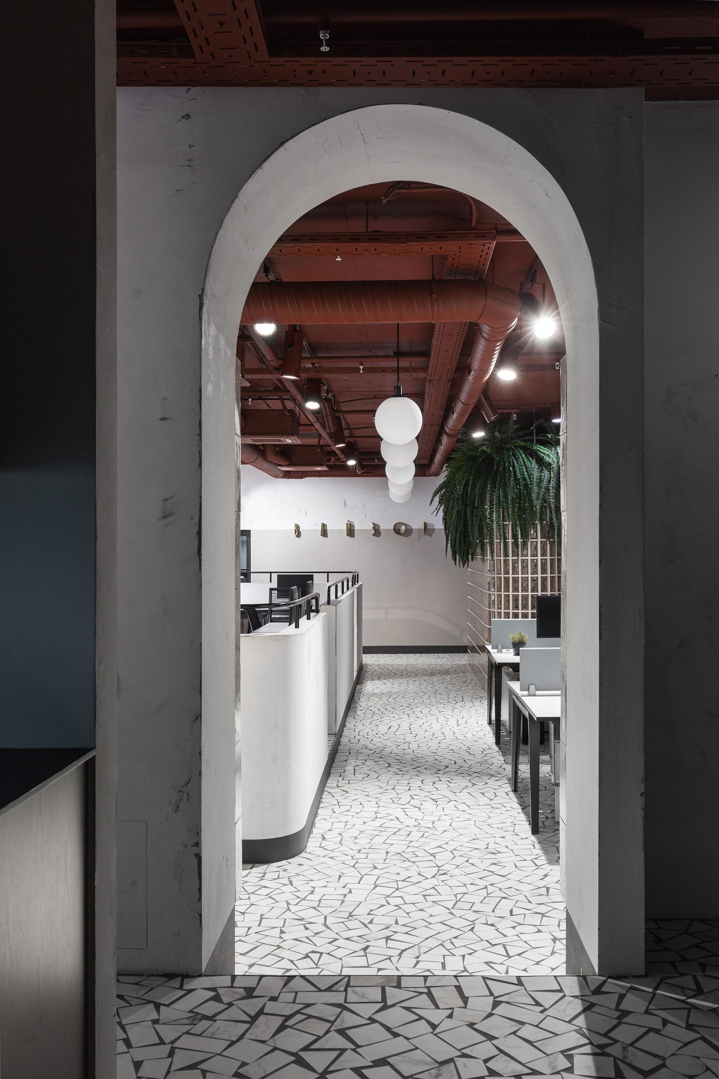 О модернистской архитектуре, в окружении которой находится офис&nbsp;Vizor Interactive, напоминают оригинальные бетонные конструкции