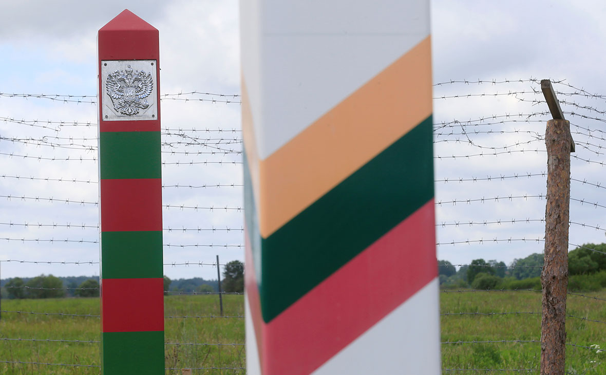 Пограничные знаки, возле пункта пересечения российско-литовской границы