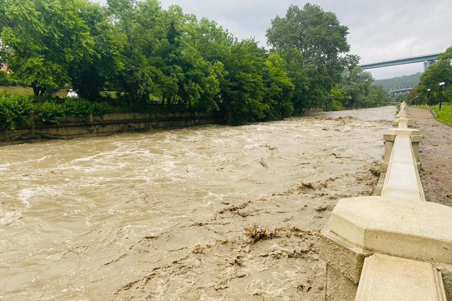 МЧС предупредило о подъеме уровня воды и в других реках (на фото&nbsp;&mdash; река Мацеста). В Сочи объявили штормовое предупреждение