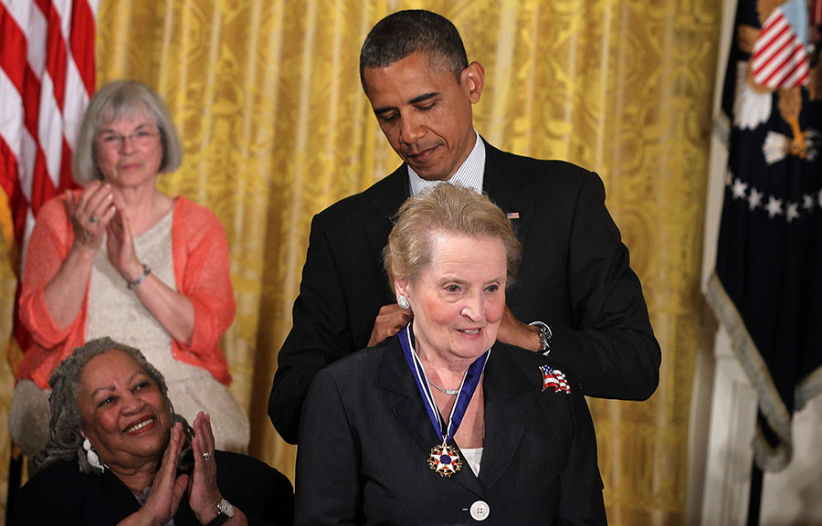 29 мая 2012 года экс-президент США Барак Обама вручил медаль Свободы сразу нескольким политическим и общественным деятелям. Среди них&nbsp;&mdash; бывший госсекретарь Мадлен Олбрайт. По словам Обамы, &laquo;мужество этой женщины принесло мир на Балканы&raquo;