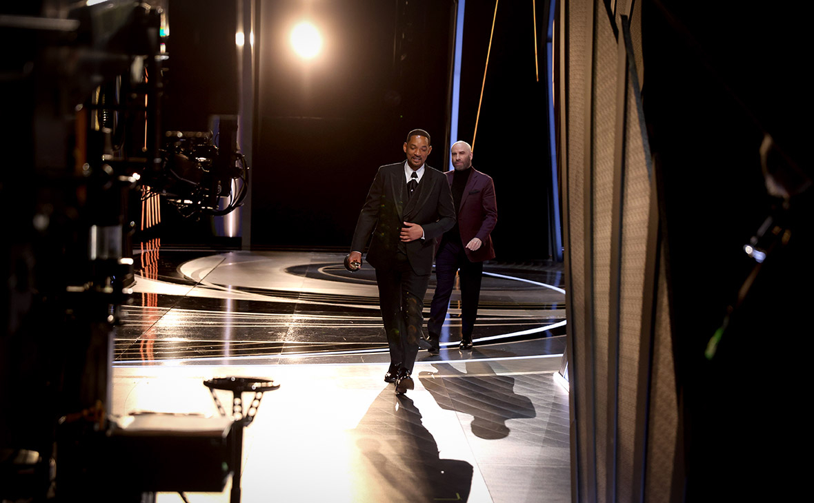 Уилл Смит уходит со сцены во время 94-й ежегодной церемонии вручения премии &laquo;Оскар&raquo;