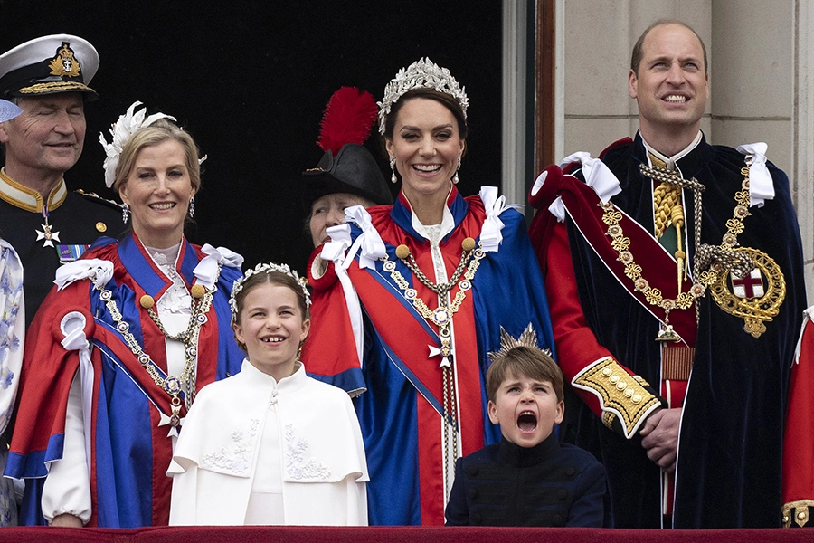 Софи, герцогиня Эдинбургская, принцесса Шарлотта, принц Луи, принцесса Уэльская Кэтрин и принц Уэльский Уильям (слева направо)