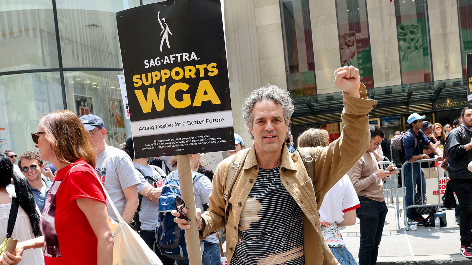 <p>На фото: Марк Руффало во время забастовок актеров в Нью-Йорке, 23 мая 2023 года</p>