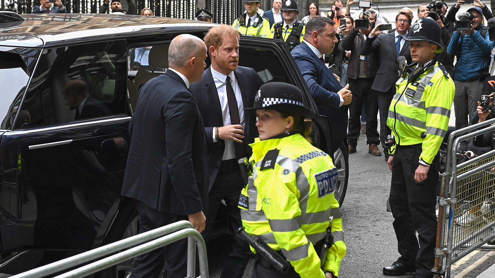 <p>Принц Гарри прибывает для дачи показаний по делу о взломе телефонов Mirror Group, Лондон, 6 июня 2023 года</p>