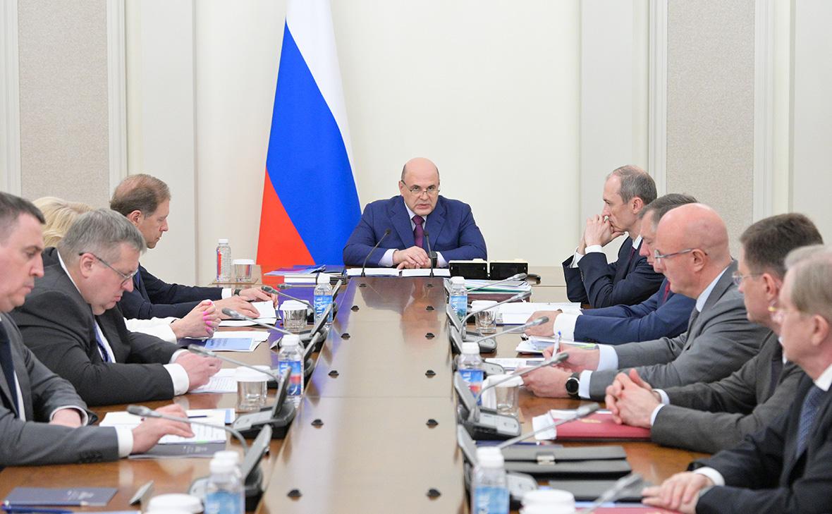Михаил Мишустин во время совещания с вице-премьерами
