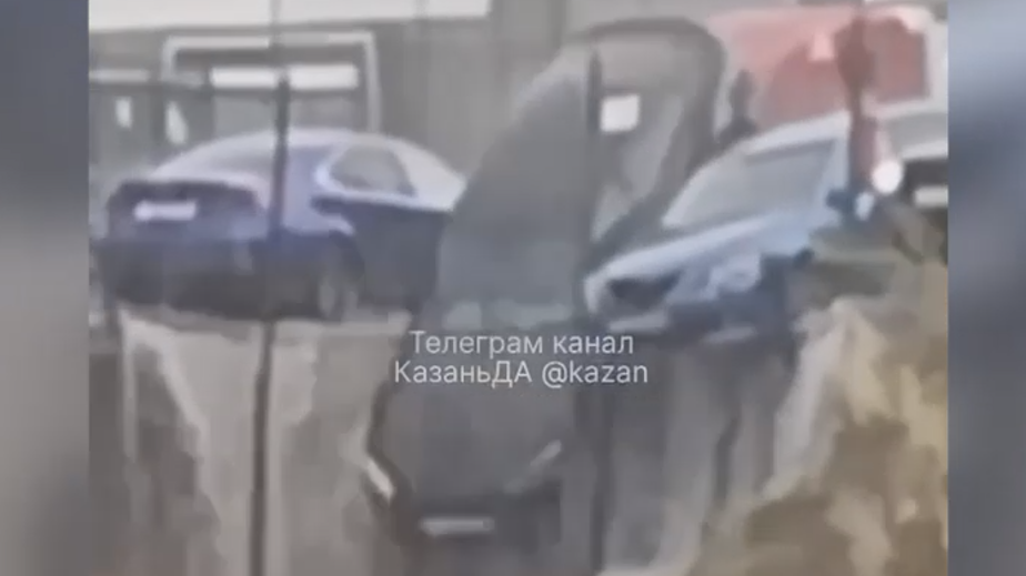 Машины провалились под землю на парковке Wildberries в Татарстане. Видео