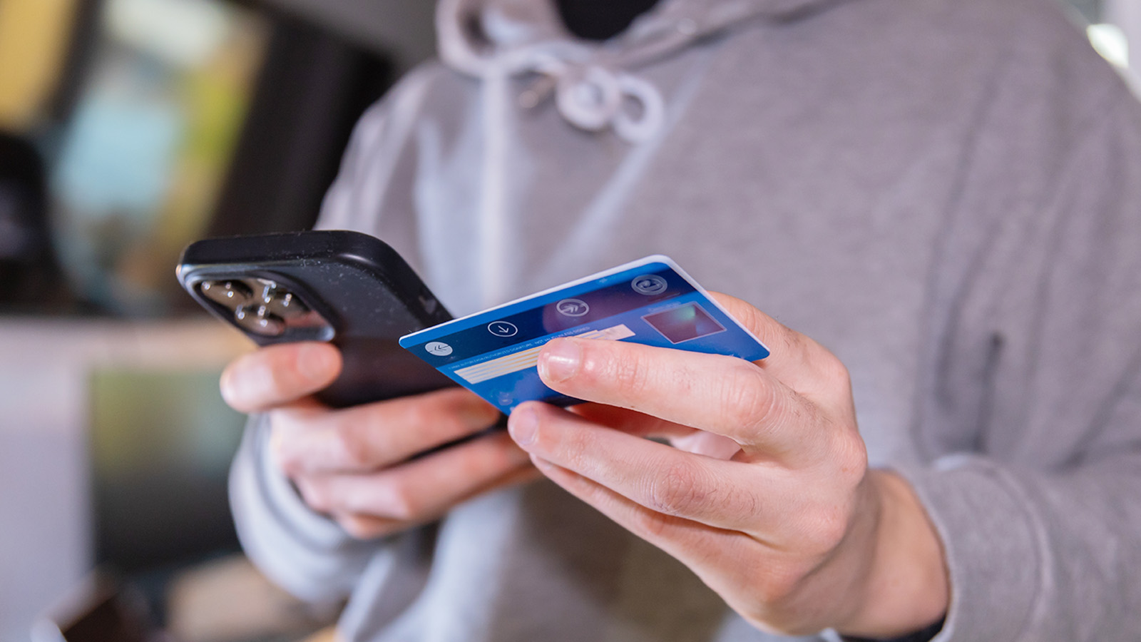 Среди признаков мошеннических операций появились смена телефонного номера для входа в интернет-банк, изменение характеристик устройства, например, резкая смена интернет-провайдера