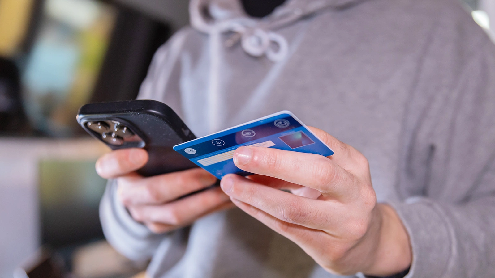 Среди признаков мошеннических операций появились смена телефонного номера для входа в интернет-банк, изменение характеристик устройства, например, резкая смена интернет-провайдера