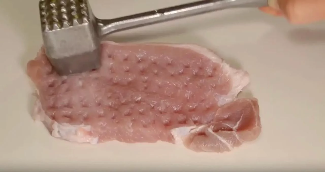 Отбейте свинину с помощью кухонного молотка
