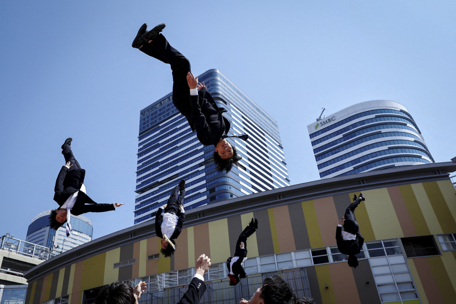 Участники Cheer Re-Man's&nbsp;&mdash; полностью мужской группы поддержки, состоящей из действующих бизнесменов, &mdash; выступают на мероприятии Cheer Up Japan в Токио, 22 марта 2025 года.