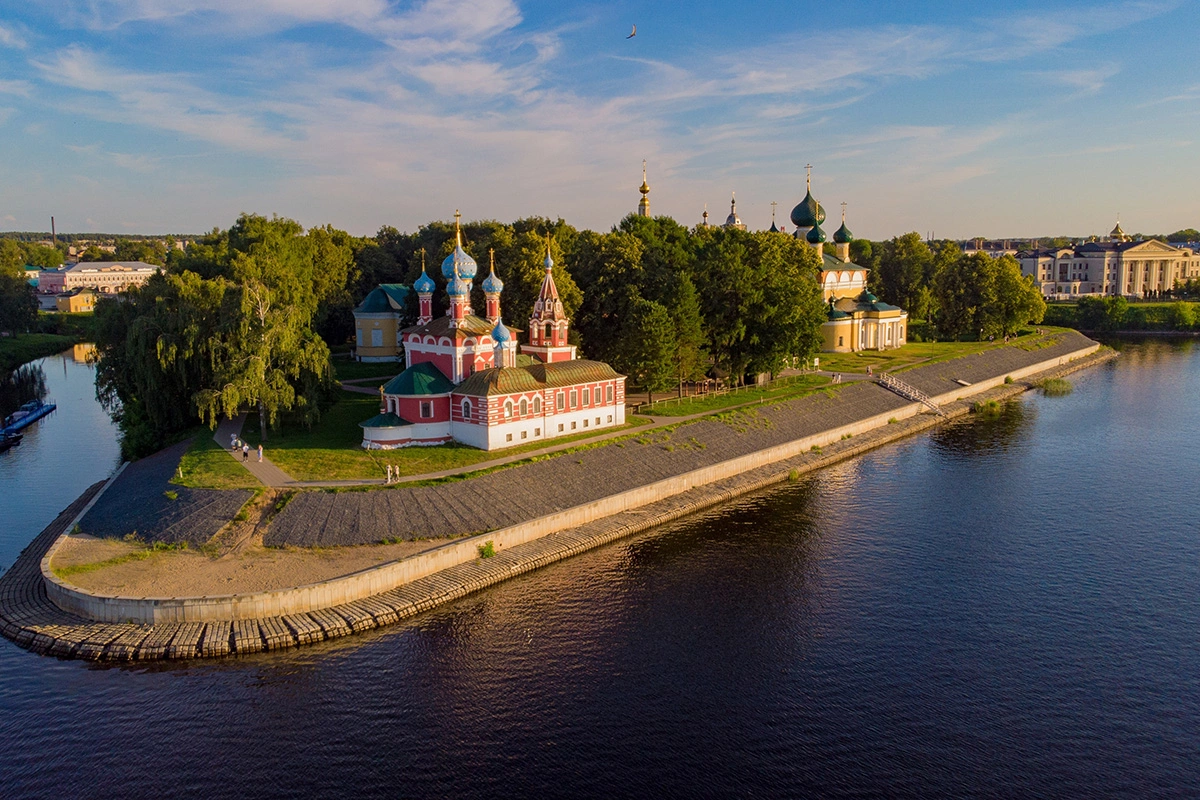 Согласно распространенной версии, название города произошло от слова «угол»