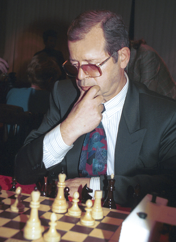 Аркадий Арканов принимает участие в супертурнире по шахматным поддавкам в&nbsp;Центре международной торговли на Красной Пресне. 1996 год​
