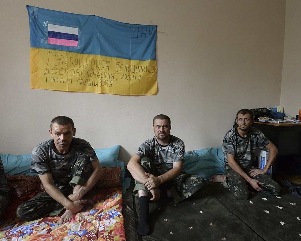Пленные военнослужащие украинской армии в штабе ополчения в городе Горловка Донецкой области, архив