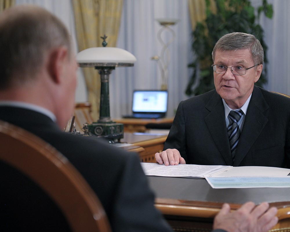 Президент РФ Владимир Путин (слева) и генеральный прокурор РФ Юрий Чайка