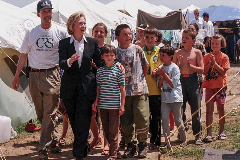 Клинтон обещает урегулировать положение части нелегальных мигрантов в&nbsp;США и&nbsp;даже создать министерство по&nbsp;делам мигрантов (на&nbsp;фото&nbsp;&mdash; в&nbsp;лагере беженцев из&nbsp;Косово в&nbsp;Македонии, 1999 год)