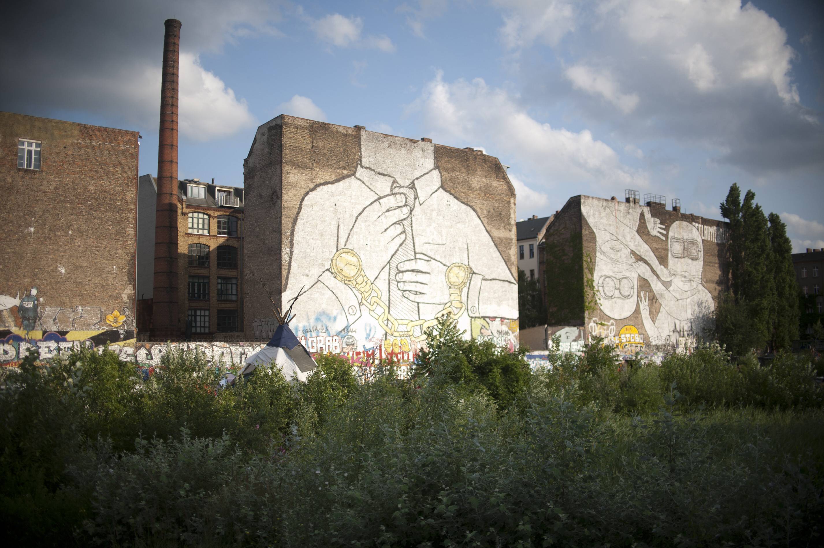 Граффити итальянского художника Blu в Кройцберге, Берлин