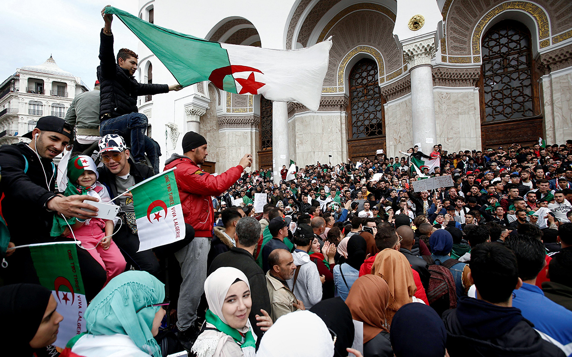 Президента Алжира оставили правящие силы