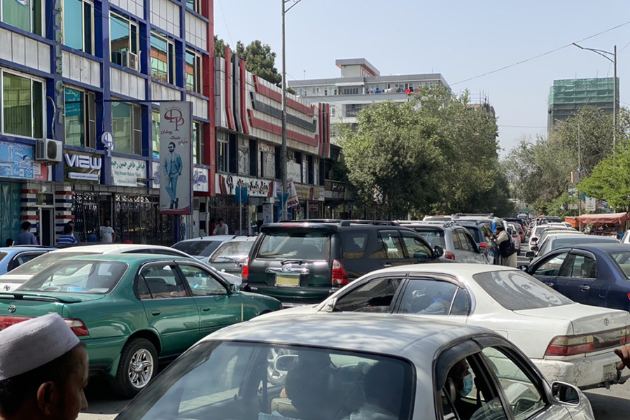Кабул сейчас: центр города обезлюдел, на дороге в аэропорт образовалась пробка. После захвата талибами всех погранпереходов покинуть страну можно только через столичный аэропорт