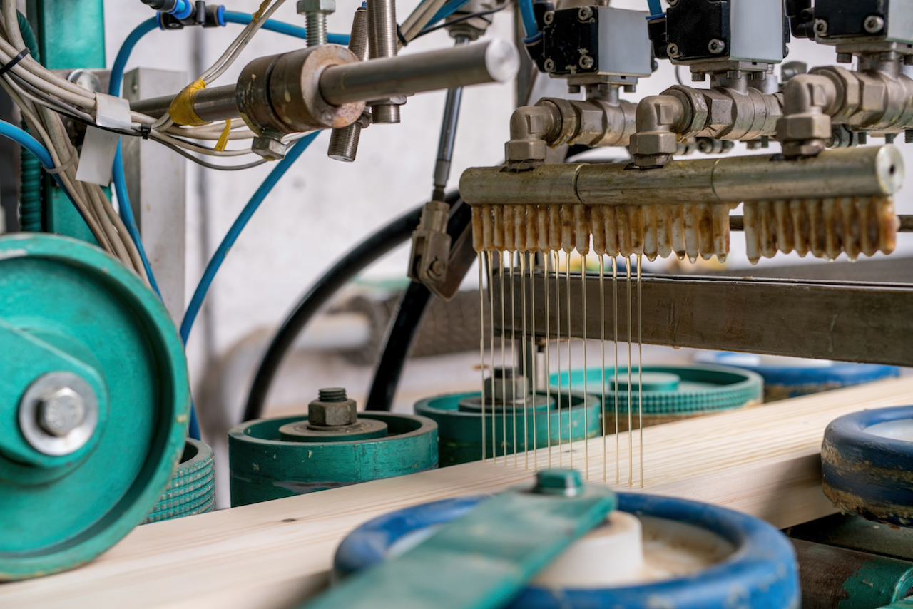 Производство клееного бруса &mdash; это многостадийный, дорогостоящий, трудоемкий и высокотехнологичный процесс&nbsp;