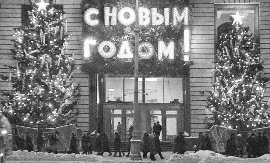 Новогоднее оформление здания универмага &laquo;Детский мир&raquo;. Декабрь 1969 года
