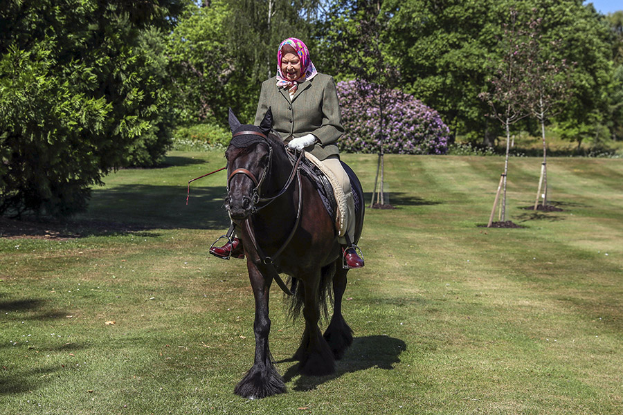 Одним из увлечений Елизаветы II&nbsp;была верховая езда. Даже в преклонном возрасте она появлялась на прогулках верхом.

На фото: королева на пони по имени Балморал Ферн в Виндзоре. 31 мая 2020 года