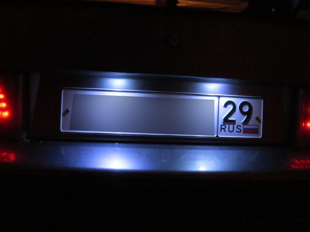 Некоторые водители иногда устанавливают лампочки других цветов для подсветки госномеров, например, сине-красные, что вызывает ассоциации с автомобилями спецслужб. За такой тюнинг полагается штраф 500 руб.