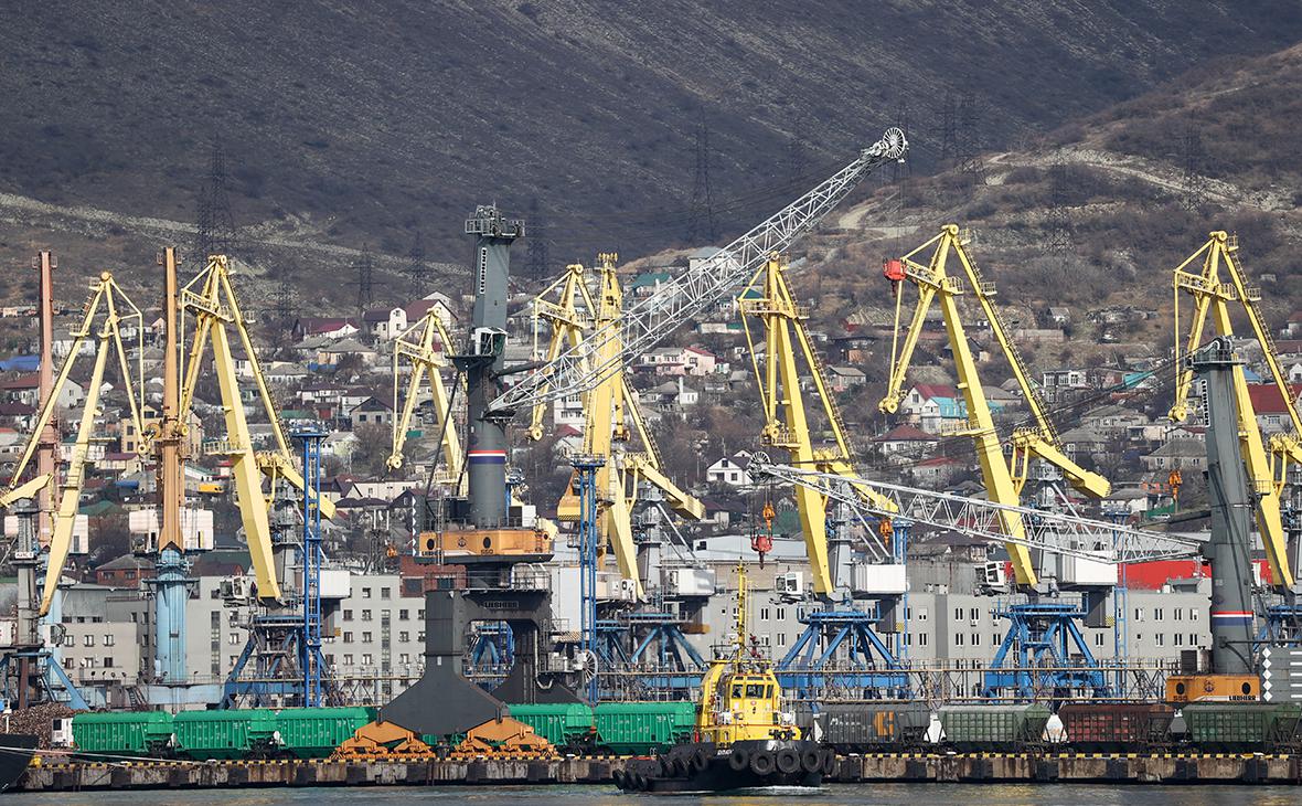 Вид на Новороссийский морской порт