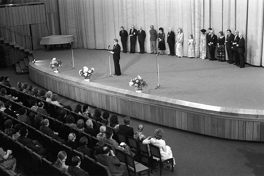 В Доме кино прошло&nbsp;множество&nbsp;премьер. В частности, летом 1976 года там показали советско-американский фильм &laquo;Синяя птица&raquo;. В ленте,&nbsp;снятой&nbsp;киностудиями&nbsp;20th Century Fox и &laquo;Ленфильм&raquo;, сыграли Элизабет Тейлор, Ава Гарднер и Джейн Фонда.&nbsp;Из советских артистов в киноадаптации пьесы&nbsp;Метерлинка&nbsp;снялись&nbsp;Маргарита Терехова, Георгий Вицин и клоун Олег Попов.