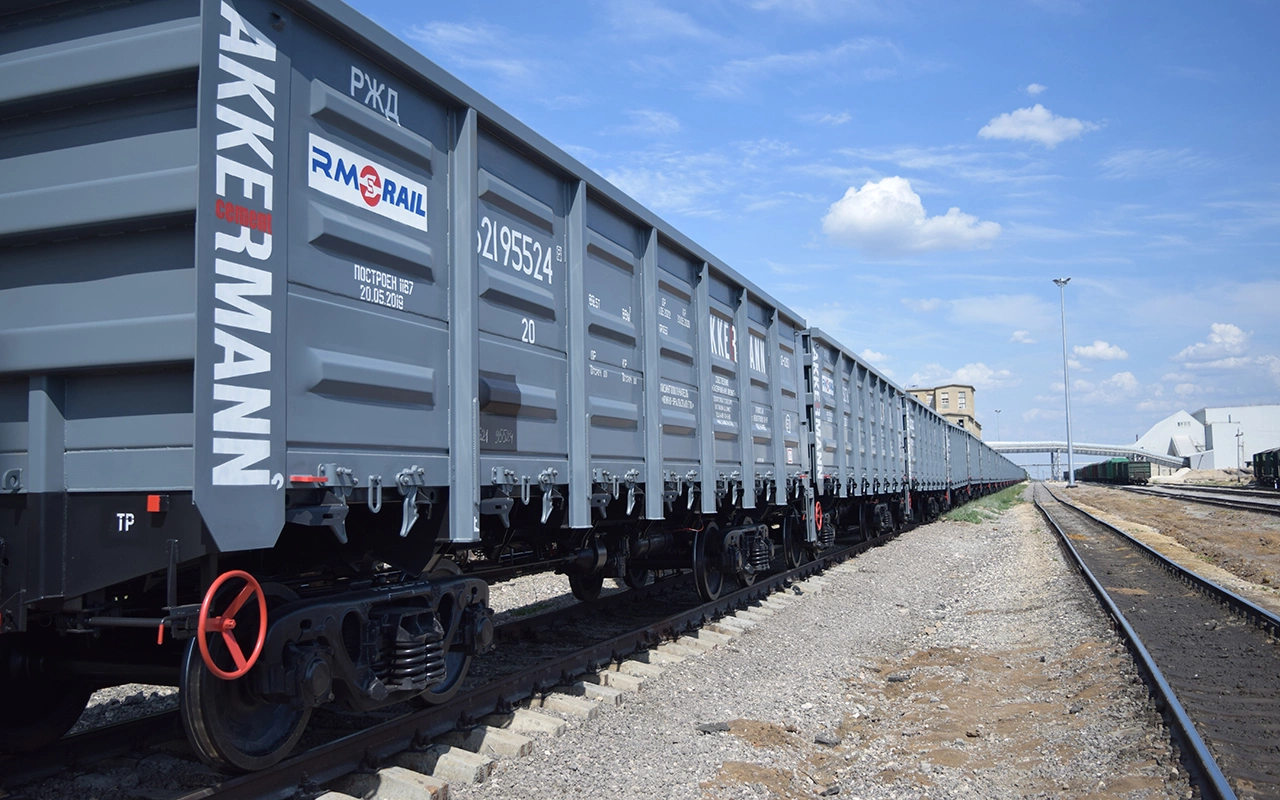 Новые фирменные вагоны компании с товаром для клиентов