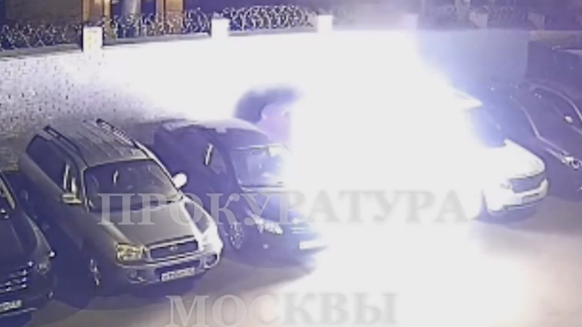 Поджог автомобиля на парковке в Москве
