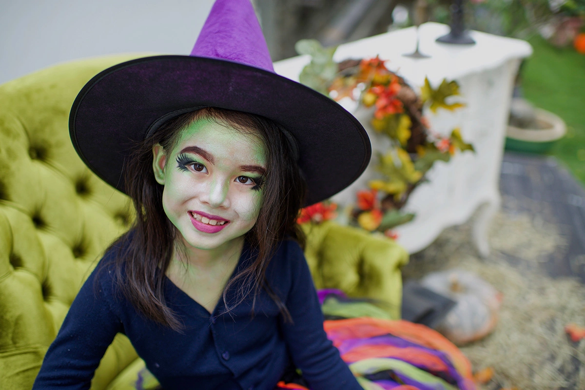Ведьма — классический образ на Хэллоуин, который подходит детям