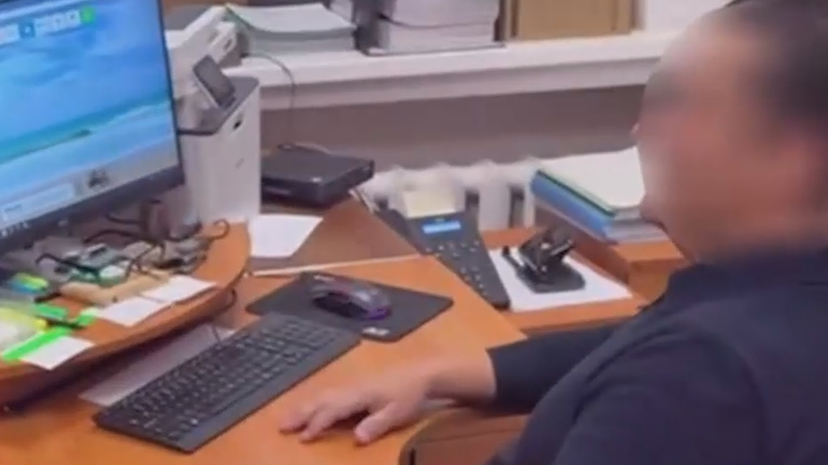 В Уфе чиновник с улыбкой встретил свое задержание по делу о взятке