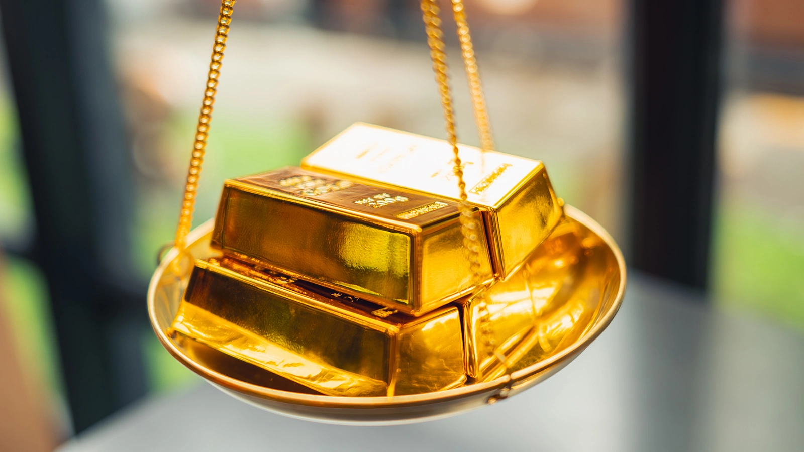 Стандартные слитки выпускают в форме усеченной пирамиды с маркировкой, которая содержит данные о стране-изготовителе, производителе, номере слитка, массе и пробе