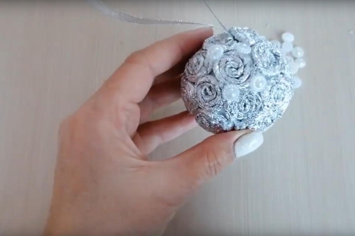 Как сделать новогодний шар из фольги