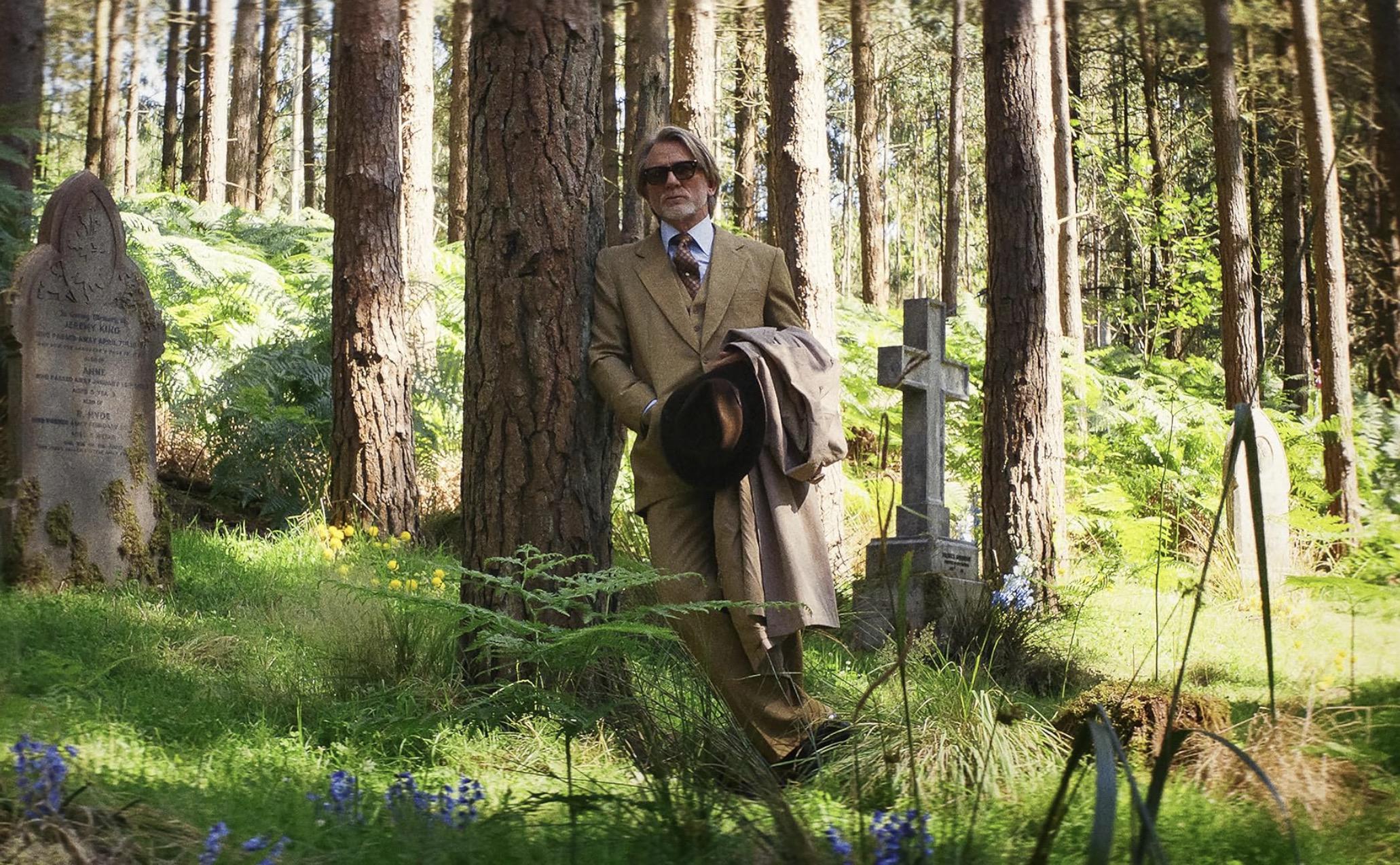 «Достать ножи: Воскрешение покойника».Частный детектив Бенуа Блан в безупречном костюме прибывает на место преступление в католической церкви в Нью-йоркской области, где внезапно скончался монсеньор Джефферсон Уикс. Вполне возможно, что помог ему в этом преподобный-новичок Джад, но не все так однозначно. Без тщательного опроса свидетелей никакого увлекательного расследования не будет. Третий фильм Райана Джонсона, в котором бывший агент 007 Дэниэл Крэйг исполняет свое блистательное соло не хуже Шерлока Холмса или Пуаро.«Райан Джонсон намеренно использует чисто жанровую форму для разговора о чем-то большем и сложном. Но не злоупотребляет нравоучениями и не берет на себя функцию святого отца. Даже в интервью Джонсон, не теряя здоровой самоиронии, шутит, что был бы не против, если новые «Достать ножи» посмотрит нынешний папа римский Лев XIV. Вот так неожиданно вполне светский детектив обернулся сакральным разговором: в процессе поиска виновного персонажи неоднократно проговорят, кто во что верит, а сам Джонсон выведет их намерения и чаяния на свет Божий». Из рецензии Елены Зархиной