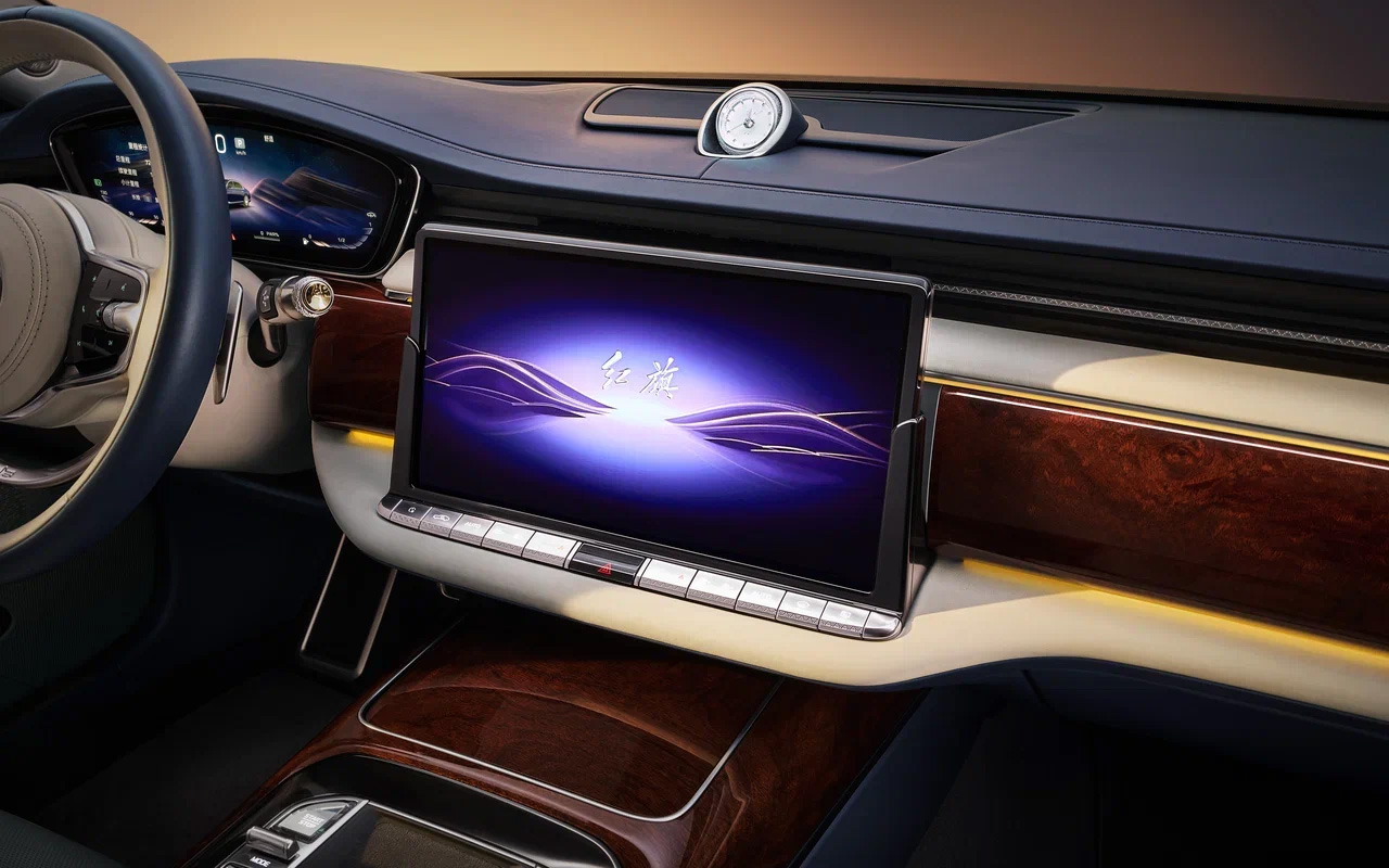 В отличие от многих автомобилей, в Hongqi Guoya установлен OLED-экран вместо LCD-дисплея. Это гарантирует отсутствие смазывания картинки на морозе