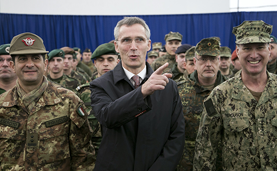 Генсек НАТО Йенс Столтенберг (в центре)