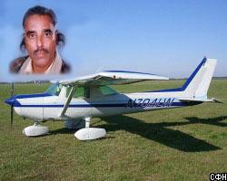 Индиец протащил 7-тонный самолет на ушах