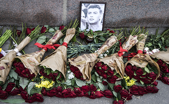 Цветы на месте убийства политика Бориса Немцова



