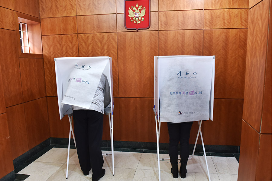 ​Голосование на избирательном участке в российском консульстве в Сеуле, Южная Корея.
