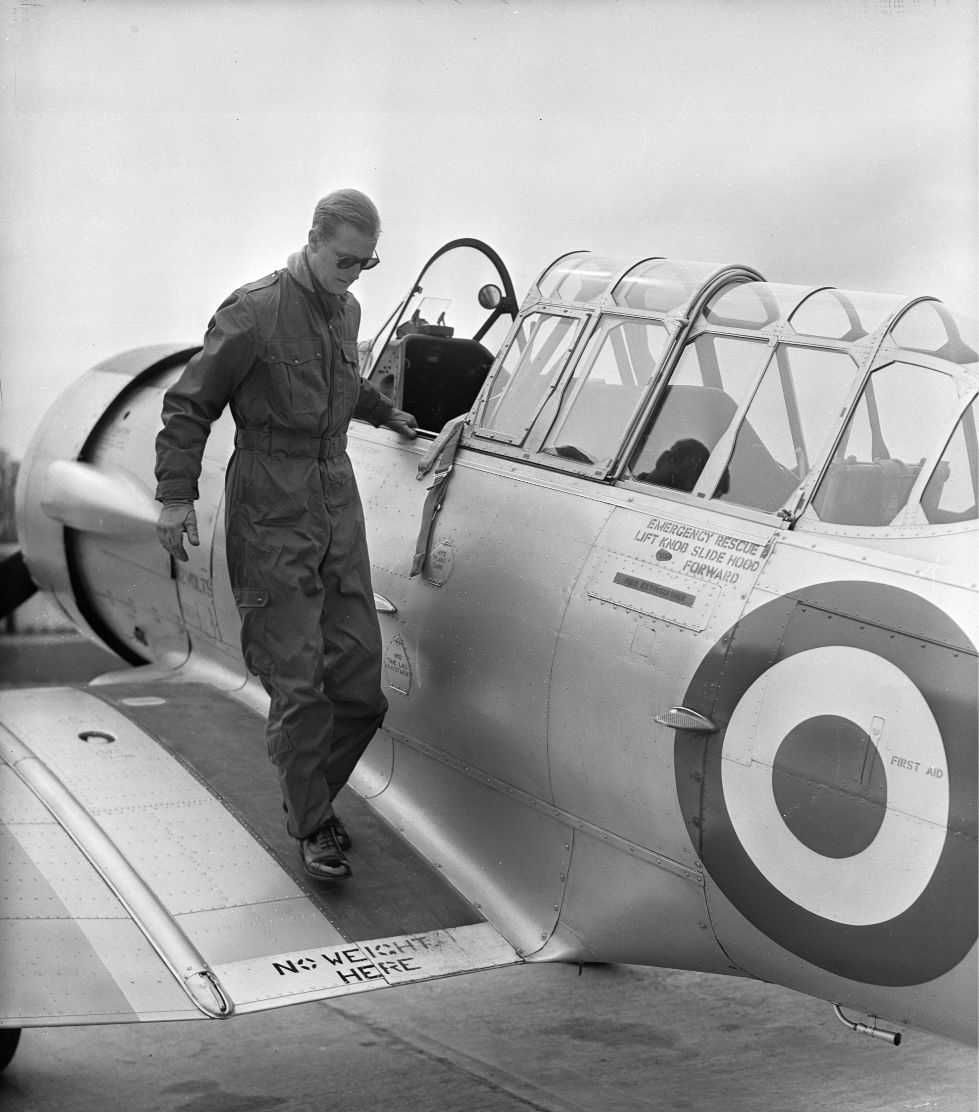 Принц Филипп после полета на учебном&nbsp;самолете, Беркшир, 1953