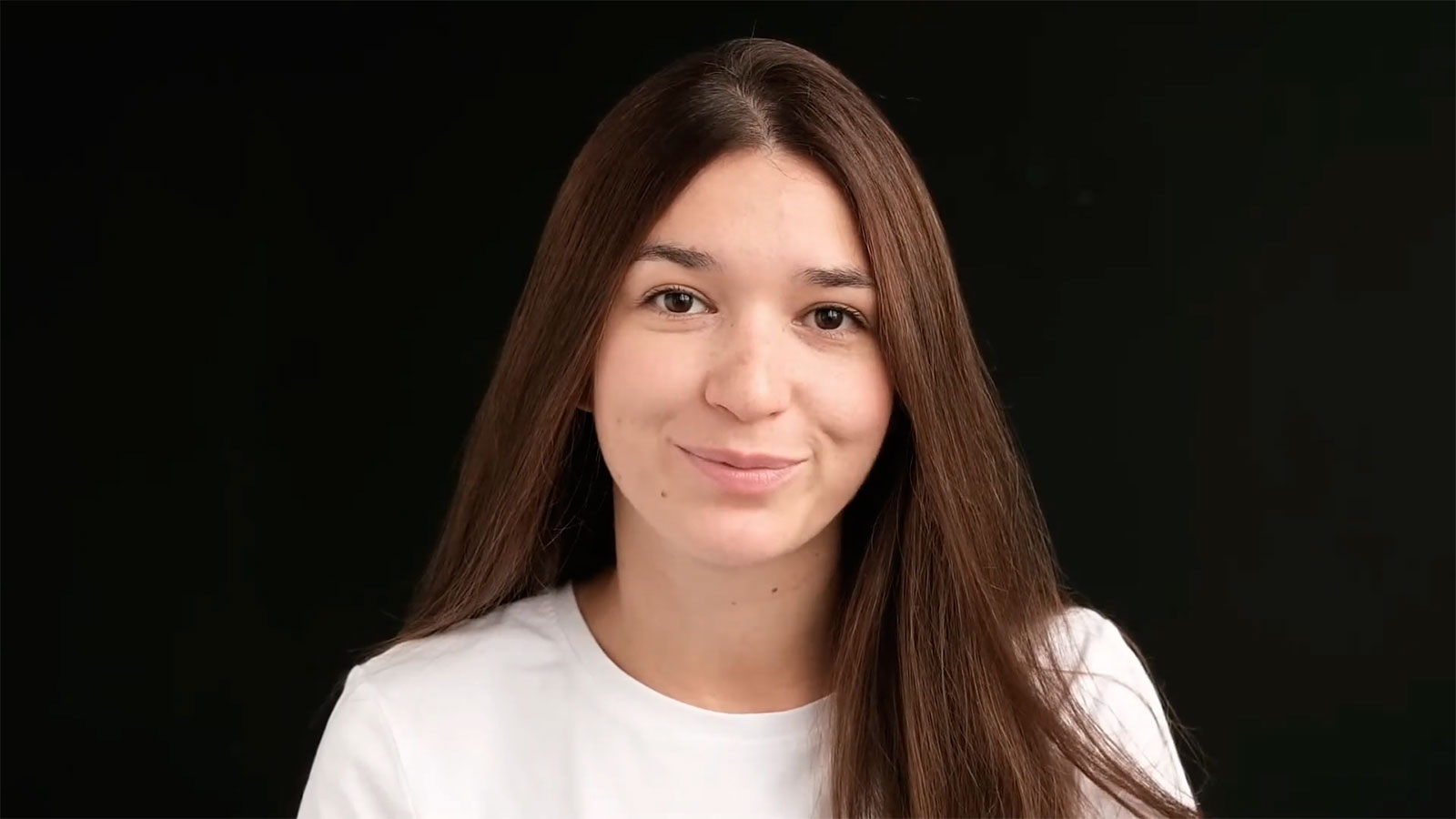 Юбкасының астында қыздың суреті көрсетілген.