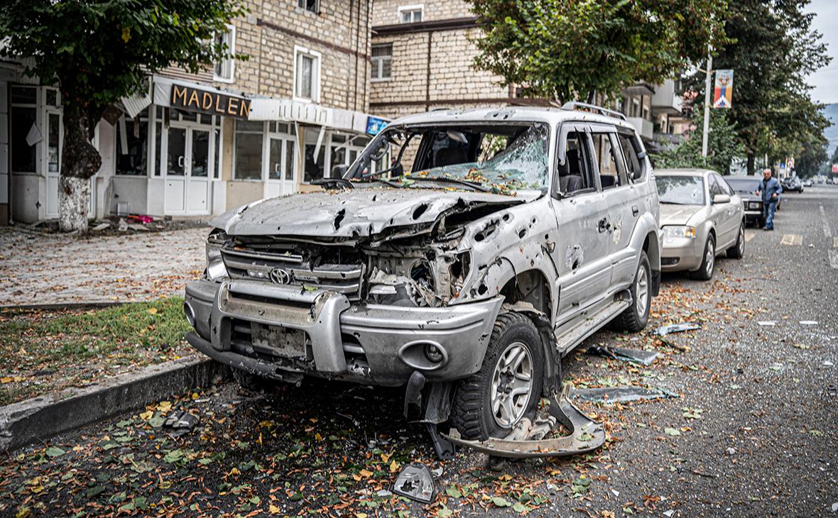 Автомобиль, пострадавший в результате обстрела в Степанакерте