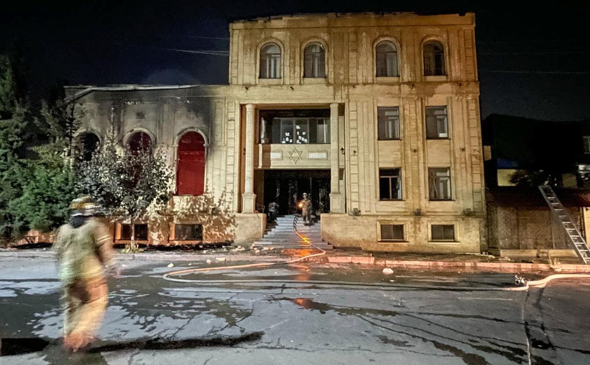 Сотрудники МЧС&nbsp;у поврежденной пожаром синагоги в Дербенте