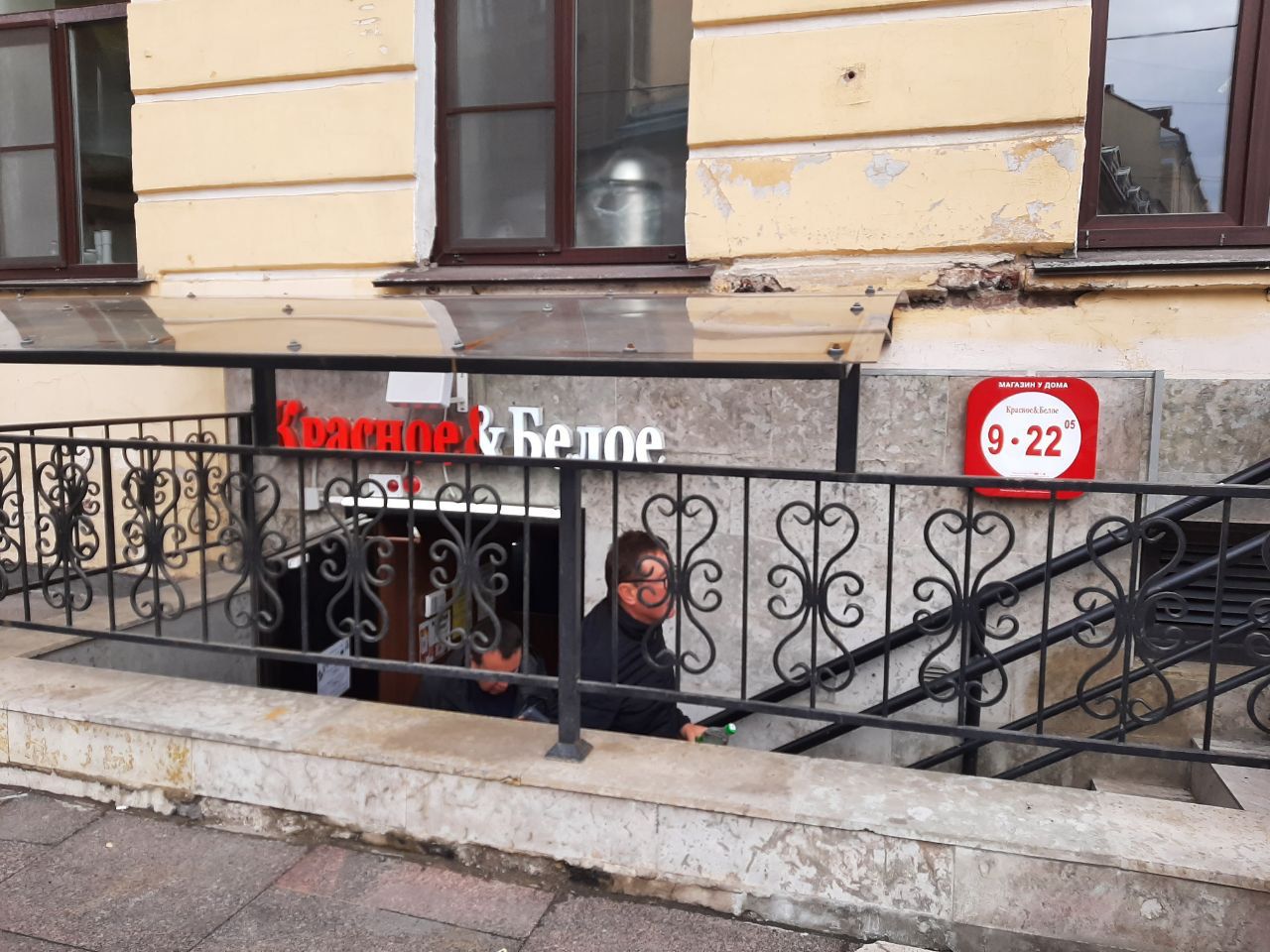 В Аптекарском переулке, дом 4 магазин расположился прямо под детским садом