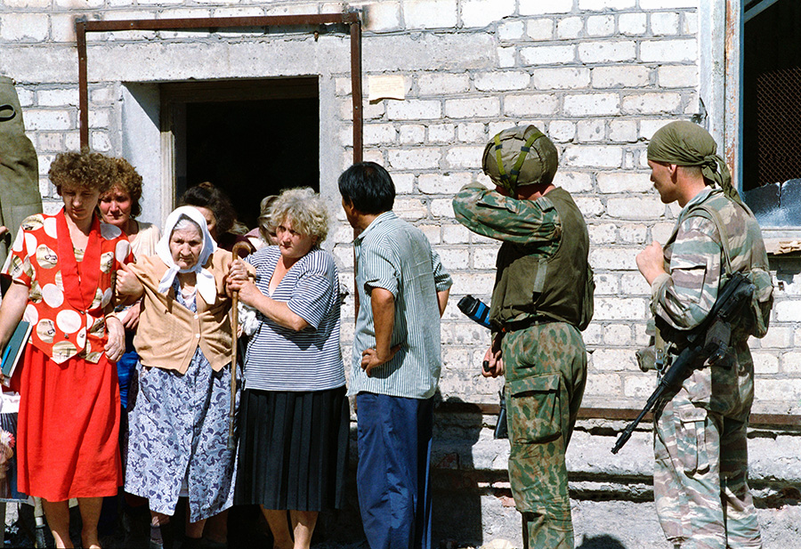 Освобождение заложников из центральной районной больницы № 2, 19 июня 1995 года
Около 16:00 19 июня из Буденновска в Чечню выдвинулась колонна из шести автобусов с 73 террористами и 123 заложниками. К ним присоединились несколько депутатов Госдумы и журналистов.
