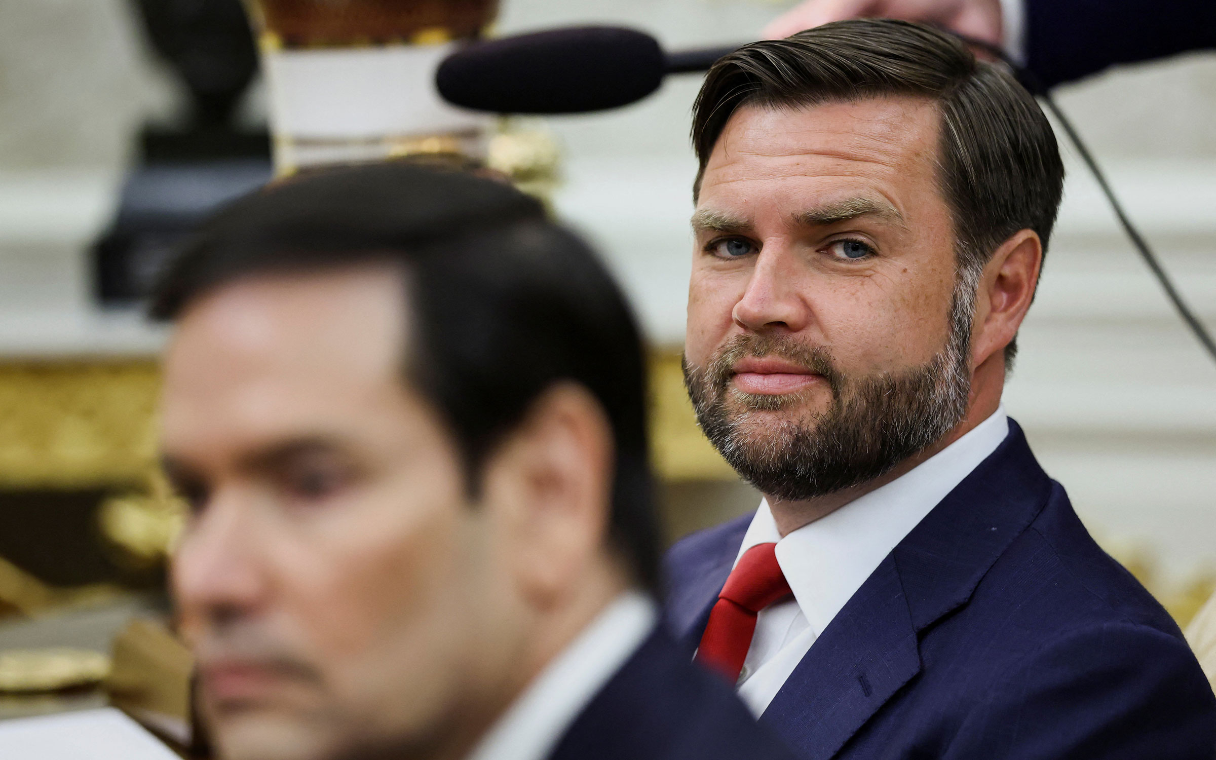 За открытой частью последовала личная беседа президентов без журналистов. По словам Зеленского, они с Трампом обсудили гарантии безопасности и гуманитарные вопросы (в первую очередь, обмен заключенными)